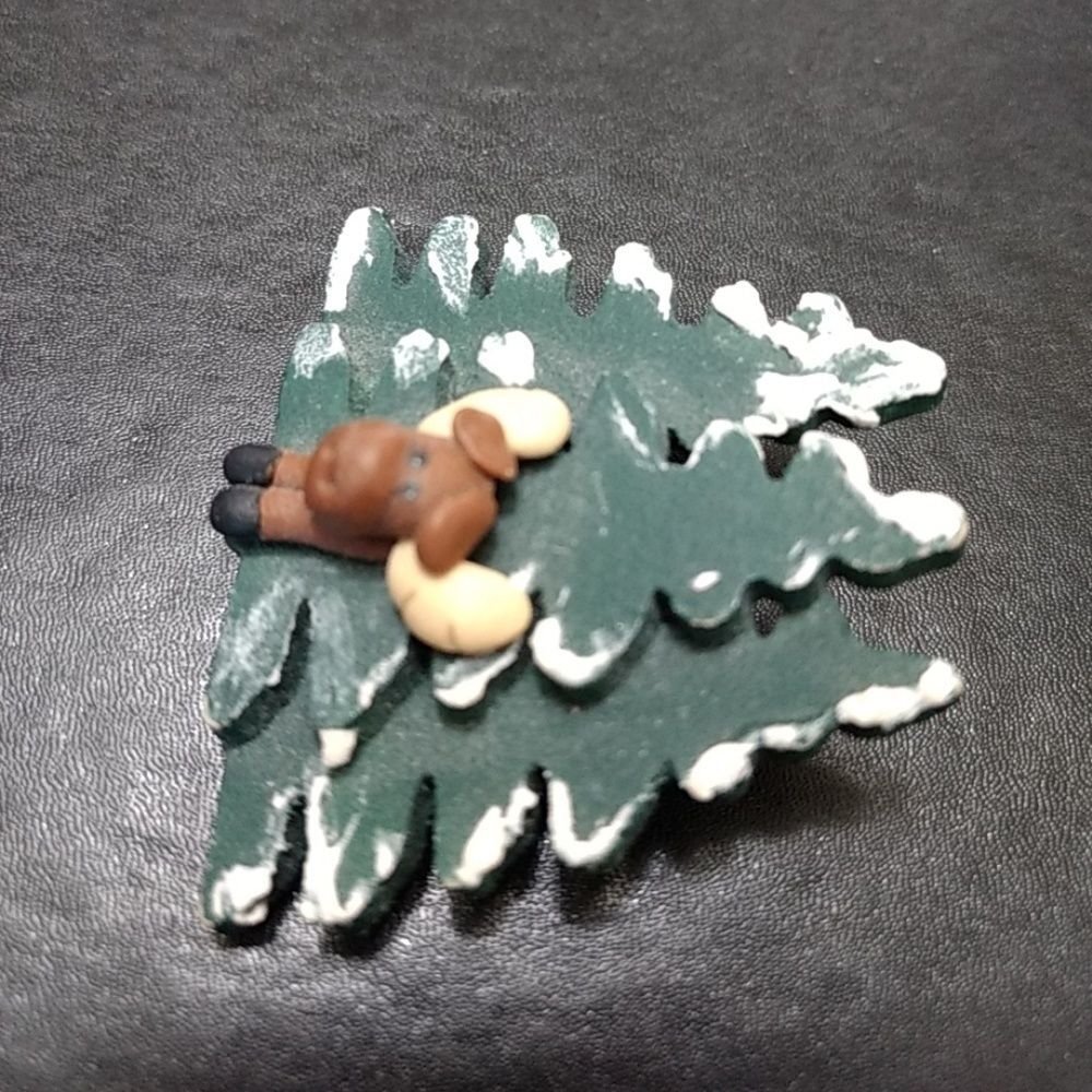 Painted moose brooch - Picture 3 of 8